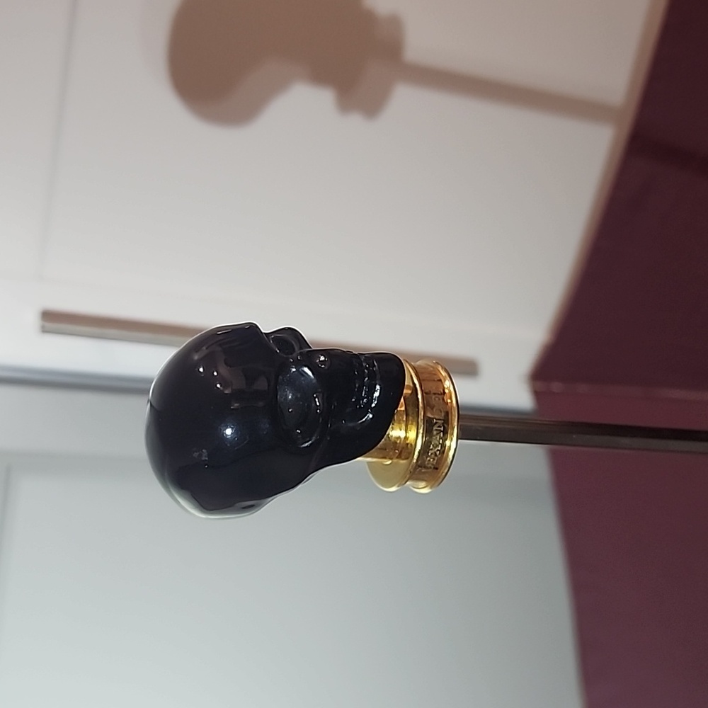 Umbrella Alexander McQueen Black Skull Wine Stopper with Burgundy Sleeve - Picture 16 of 16